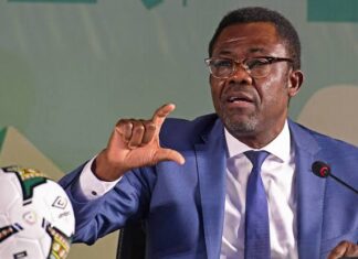 Le président de la Confédération africaine de football « occupe illégalement son poste » et doit partir, selon un haut responsable .