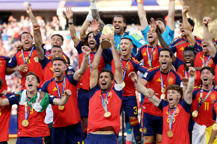 1854984-rodri-souleve-le-trophee-de-la-coupe-du-monde-ce-dimanche-19-juillet-au-metlife-stadium-dans-le-new-jersey