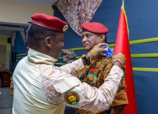 Burkina: Le Capitaine Ibrahim TRAORÉ remet les attributs de Général aux nouveaux promus