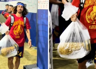 Le trophée du Mondial finit dans un simple sac en plastique ? La séquence de Cucurella enflamme les réseaux
