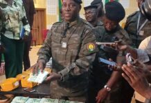 Burkina 𝐅𝐚𝐬𝐨 : 𝟔𝟎 𝐦𝐢𝐥𝐥𝐢𝐨𝐧𝐬 𝐅𝐂𝐅𝐀 𝐝𝐞 𝐟𝐚𝐮𝐱 𝐛𝐢𝐥𝐥𝐞𝐭𝐬 𝐬𝐚𝐢𝐬𝐢𝐬 𝐝𝐚𝐧𝐬 𝐮𝐧 𝐛𝐮𝐬 𝐚̀ 𝐓𝐞𝐧𝐤𝐨𝐝𝐨𝐠𝐨